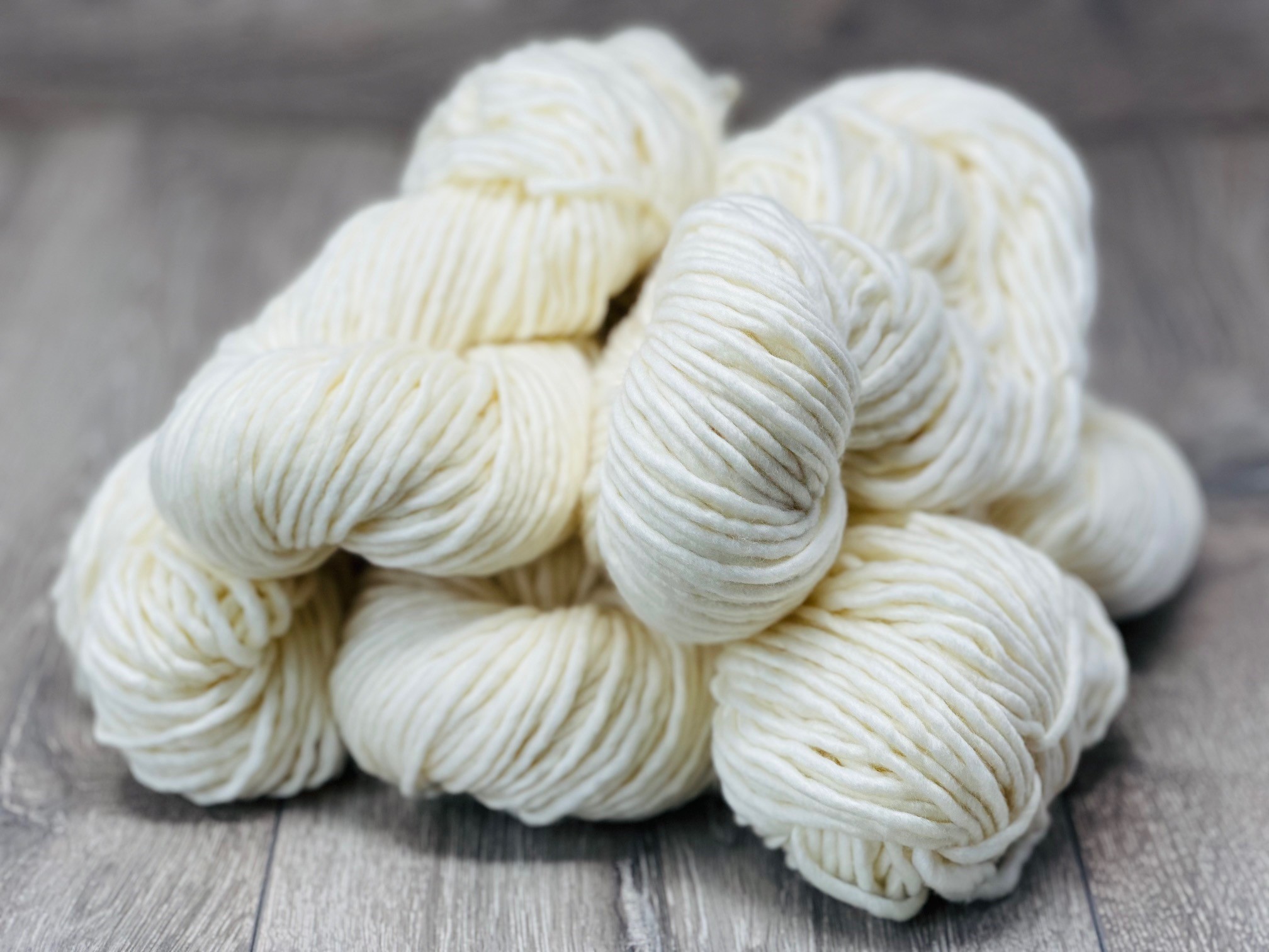 Bulky Singles Yarn. 100% Superwash Extrafine (19.5 micron) Merino Wool Yarn 5 x 100gm Pack