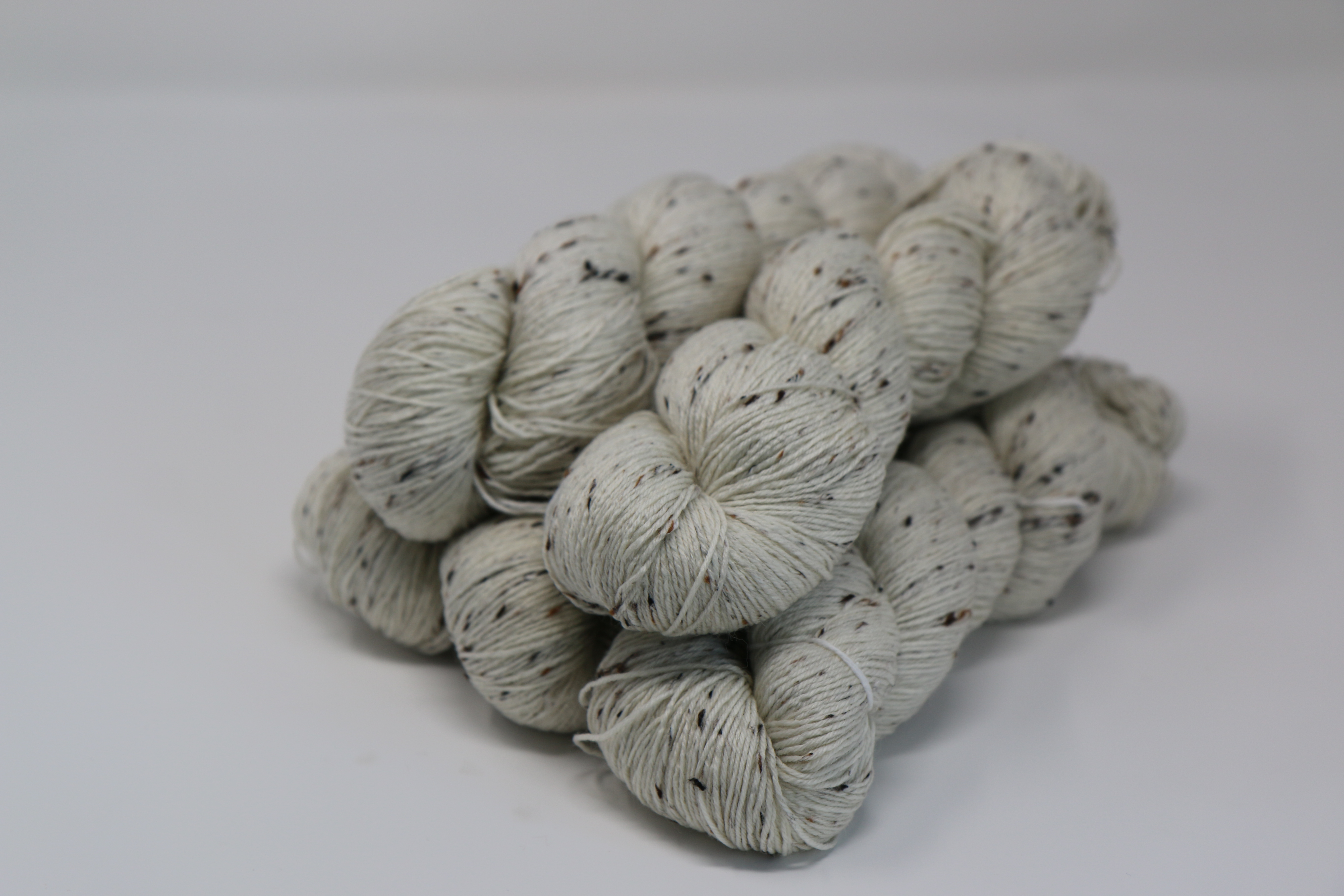 Fingering Weight Tweed 75% Superwash Extrafine (19.5 micron) Merino 15% nylon and 10% Nep 5 x 100g pack