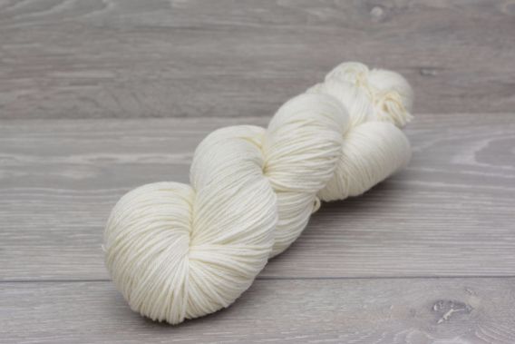 Fingering Weight Non Superwash Extrafine (19.5 micron) Merino Wool Yarn 100gm hank